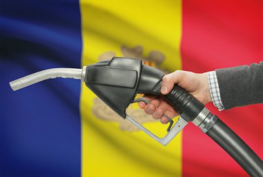 Yakıt pompa meme el ile ulusal bayrağını arka plan - Andorra