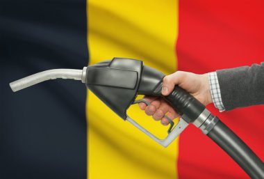 Pompa meme el ile arka plan - Belçika Ulusal bayrağını yakıt.