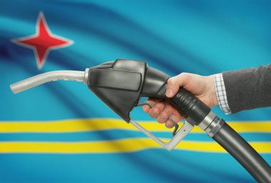 Yakıt pompa meme el ile ulusal bayrağını arka plan - Aruba