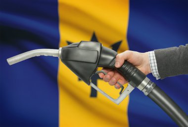 Pompa meme el ile arka plan - Barbados Ulusal bayrağını yakıt.