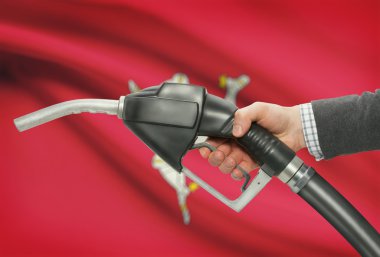 Yakıt pompa meme el ile arka plan - Isle of Man üzerinde ulusal bayrak