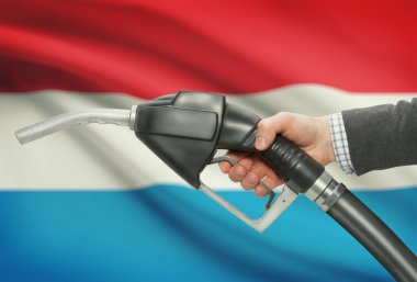 Pompa meme el ile arka plan - Lüksemburg Ulusal bayrağını yakıt.