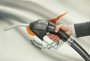 Pompa meme el ile arka plan - Kıbrıs Ulusal bayrağını yakıt.