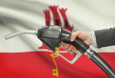 Pompa meme el ile arka plan - Gibraltar Ulusal bayrağını yakıt.