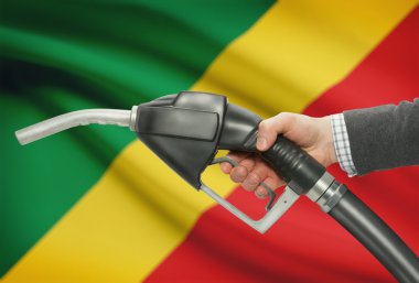 Pompa meme el ile arka plan - Kongo-Brazzaville Ulusal bayrağını yakıt.