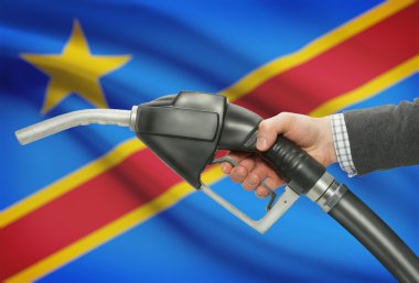 Pompa meme el ile arka plan - Kongo-Kinşasa Ulusal bayrağını yakıt.