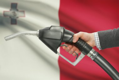 Pompa meme el ile arka plan - Malta Ulusal bayrağını yakıt.