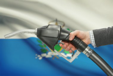 Yakıt pompa meme el ile ulusal bayrağını arka plan - San Marino