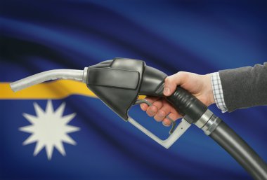 Pompa meme el ile arka plan - Nauru Ulusal bayrağını yakıt.