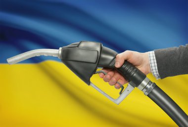 Pompa meme el ile arka plan - Ukrayna Ulusal bayrağını yakıt.