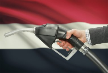 Pompa meme el ile arka plan - Yemen Ulusal bayrağını yakıt.