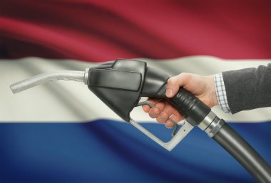 Pompa meme el ile arka plan - Hollanda ulusal bayrağını yakıt.