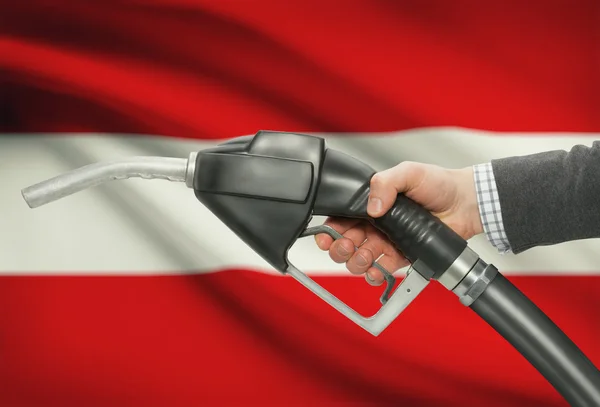 Duza pompei de combustibil în mână cu steagul național pe fundal Austria — Fotografie, imagine de stoc