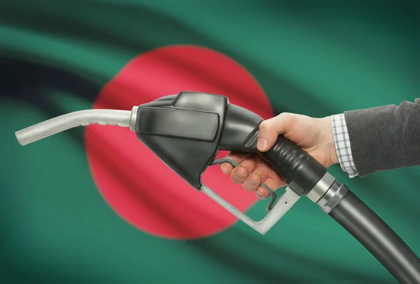 燃油泵嘴牵手与国旗上的背景-孟加拉国 — 图库照片