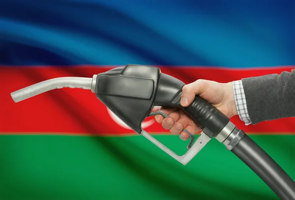 Bränsle pump munstycke i hand med nationella flagga på bakgrund - Azerbajdzjan — Stockfoto