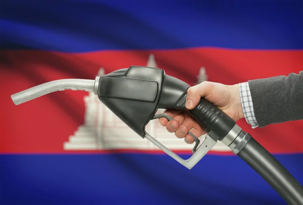 Inyector de la bomba de combustible de la mano con la bandera nacional de fondo - Camboya — Foto de Stock