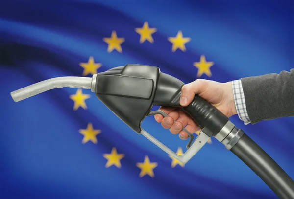 Inyector de la bomba de combustible de la mano con la bandera nacional de fondo - Unión Europea - UE — Foto de Stock