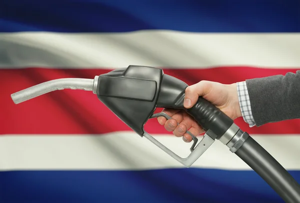 Inyector de la bomba de combustible de la mano con la bandera nacional de fondo - Costa Rica — Foto de Stock