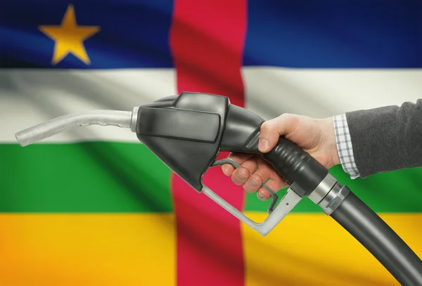 与背景-中非共和国的国旗在手燃料泵喷嘴 — 图库照片