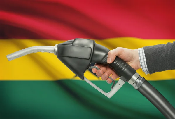 与背景-加纳国旗手燃油泵嘴 — 图库照片