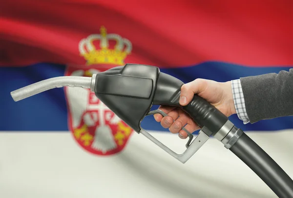 燃油泵嘴牵手与国旗上的背景-塞尔维亚 — 图库照片