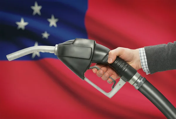 燃油泵嘴牵手与国旗上的背景-萨摩亚 — 图库照片
