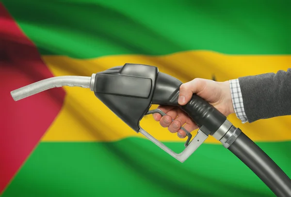 Bränsle pump munstycke i hand med nationella flagga på bakgrund - Sao Tome och Principe — Stockfoto