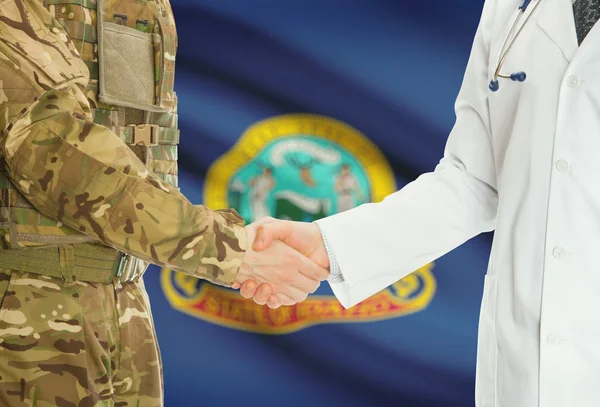 Military man in uniform and doctor shaking hands with US states flags on background - Idaho - Stock-foto