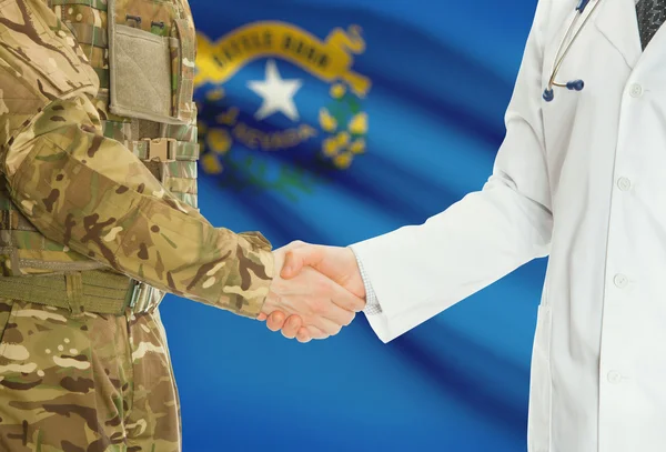 Military man in uniform and doctor shaking hands with US states flags on background - Nevada - Stock-foto