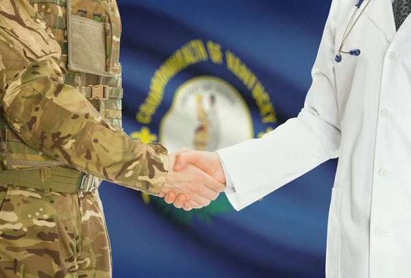 Military man in uniform and doctor shaking hands with US states flags on background - Kentucky - Stock-foto