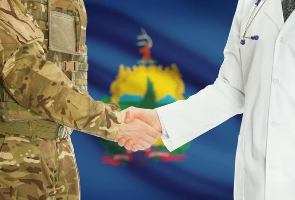 Military man in uniform and doctor shaking hands with US states flags on background - Vermont — Stok fotoğraf