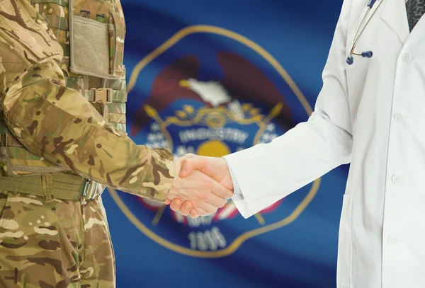 Military man in uniform and doctor shaking hands with US states flags on background - Utah — 图库照片