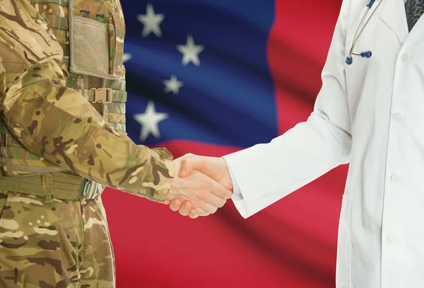 Homme militaire en uniforme et le médecin se serrant la main avec le drapeau national sur le fond - Samoa — Photo