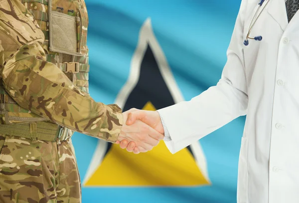 Homme militaire en uniforme et le médecin se serrant la main avec le drapeau national sur le fond - Sainte Lucie — Photo