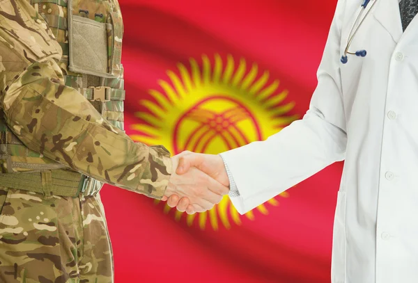 Военный человек в форме и доктор рукопожатием с национальным флагом на фоне - Кыргызстан — стоковое фото