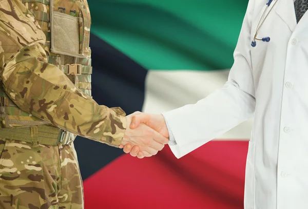 Homme militaire en uniforme et le médecin se serrant la main avec le drapeau national sur le fond - Koweït — Photo