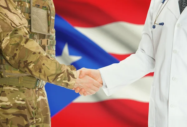 Military man in uniform and doctor shaking hands with national flag on background - Puerto Rico - Stock-foto