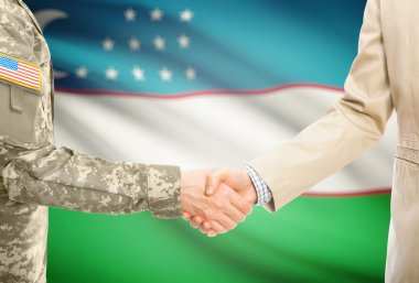 ABD asker üniformalı ve sivil erkek takım elbise ile arka plan - Özbekistan Ulusal bayrağını el