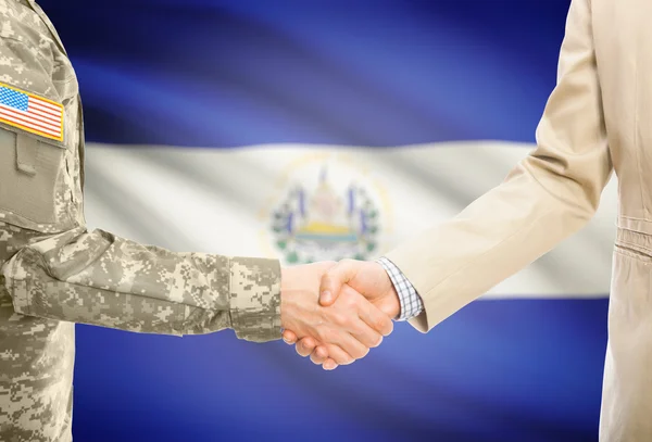 Usa militaire en uniforme et l'homme en costume civil serrant la main avec le drapeau national sur le fond - El Salvador — Photo