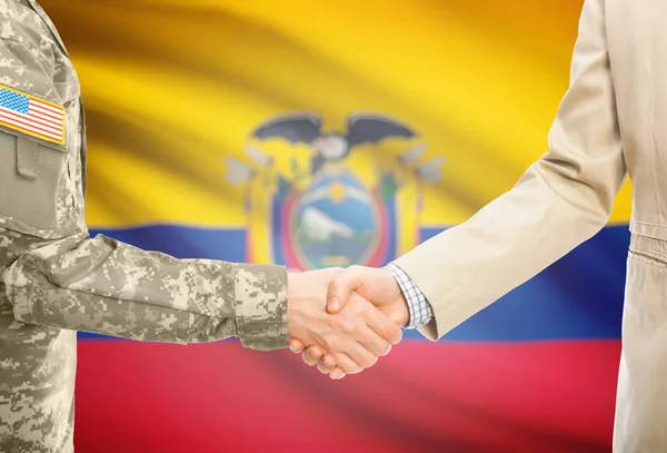 Usa militaire en uniforme et l'homme en costume civil serrant la main avec le drapeau national sur le fond - Equateur — Photo