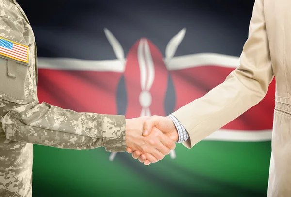 США военный человек в военной форме и гражданской мужчина в костюме, рукопожатие с национальным флагом на фоне - Кения — стоковое фото
