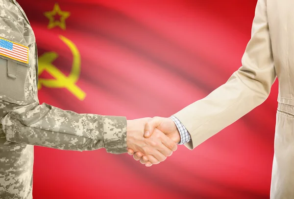 USA military man in uniform and civil man in suit shaking hands with national flag on background - USSR - Soviet Union — Stock fotografie