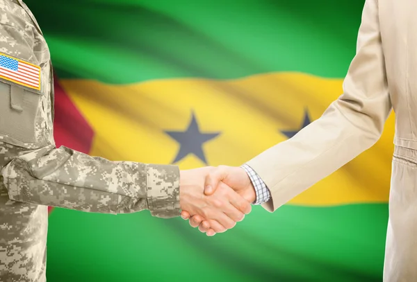 USA military man in uniform and civil man in suit shaking hands with national flag on background - Sao Tome and Principe — Stock fotografie