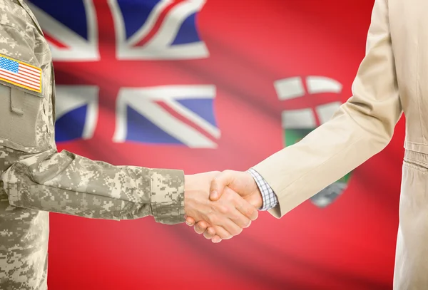 ABD asker üniformalı ve sivil erkek takım elbise arka plan - Manitoba Kanada eyaleti bayrağı ile el — Stok fotoğraf