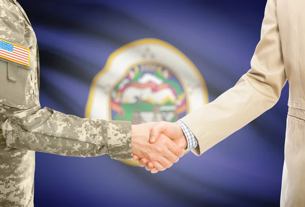 Terno de homem militar de EUA em homem de uniforme e civil no aperto de mãos com sinalizador de Estado EUA em fundo - Minnesota — Fotografia de Stock