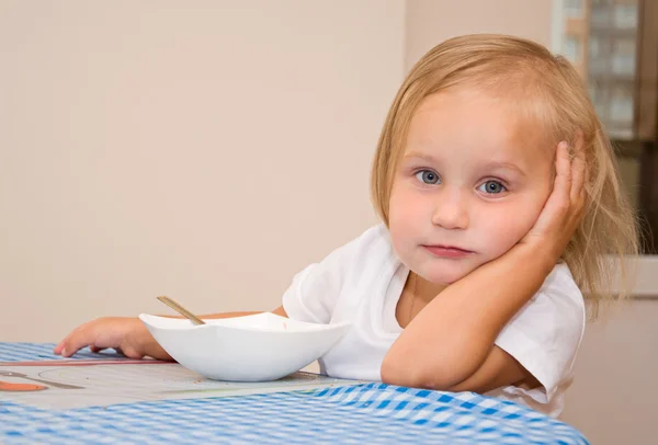 Bambino mangia in cucina — Foto Stock