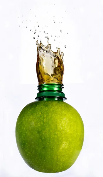Juice in the apple — Stock Photo, Image
