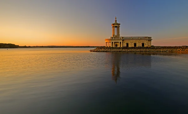 Sonnenuntergang in der normannischen Kirche — Stockfoto