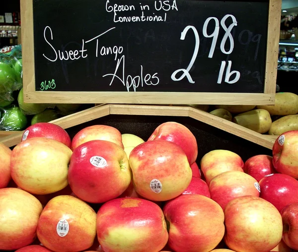 Pommes exposées dans un marché — Photo