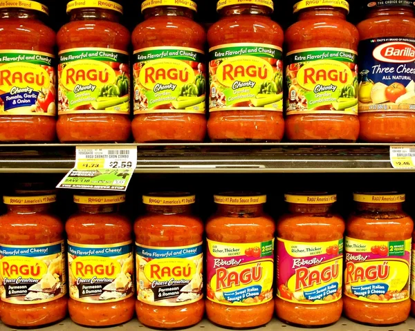 Salsa de pasta en exhibición en un mercado Imágenes De Stock Sin Royalties Gratis